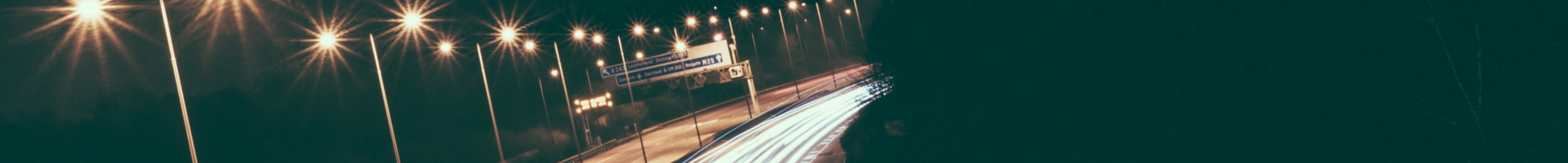 Заголовочное изображение страницы ШУНО - Вид на встречный поток освещённой восьмиполосной автомагистрали